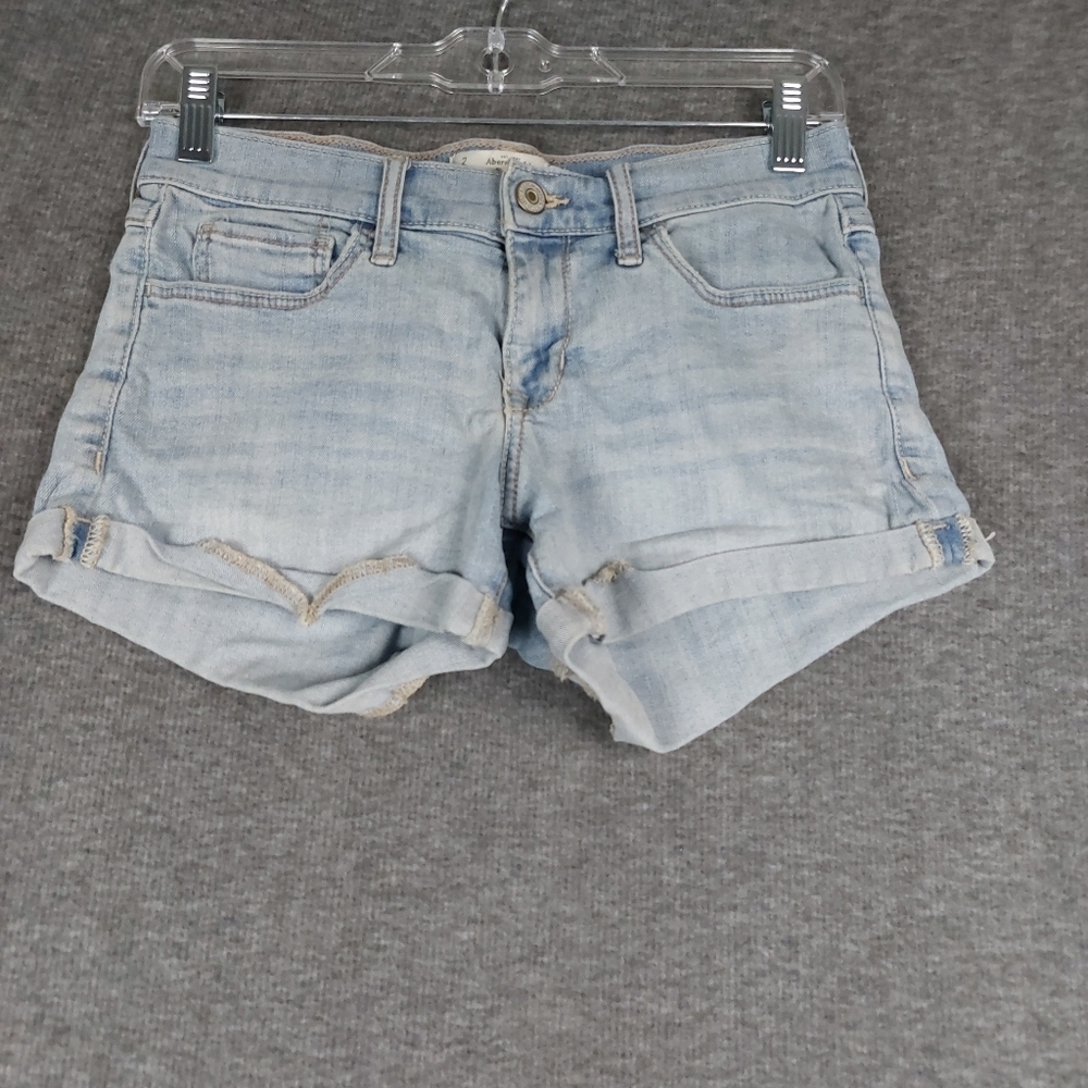 ABERCROMBIE & FITCH WOMENS BLUE JEAN LIGHT WASH CUFFED DENIM SHORTS SIZE 2/26
